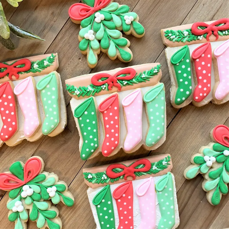 Mantelpiece With Hanging Stockings Cookie Cutter Set 1